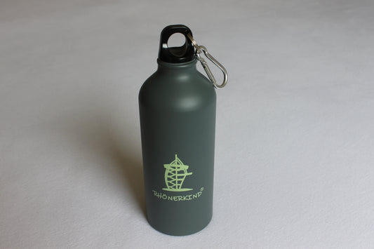Alu-Trinkflasche (grün) mit Lasergravur Noahs Segel + Rhönerkind