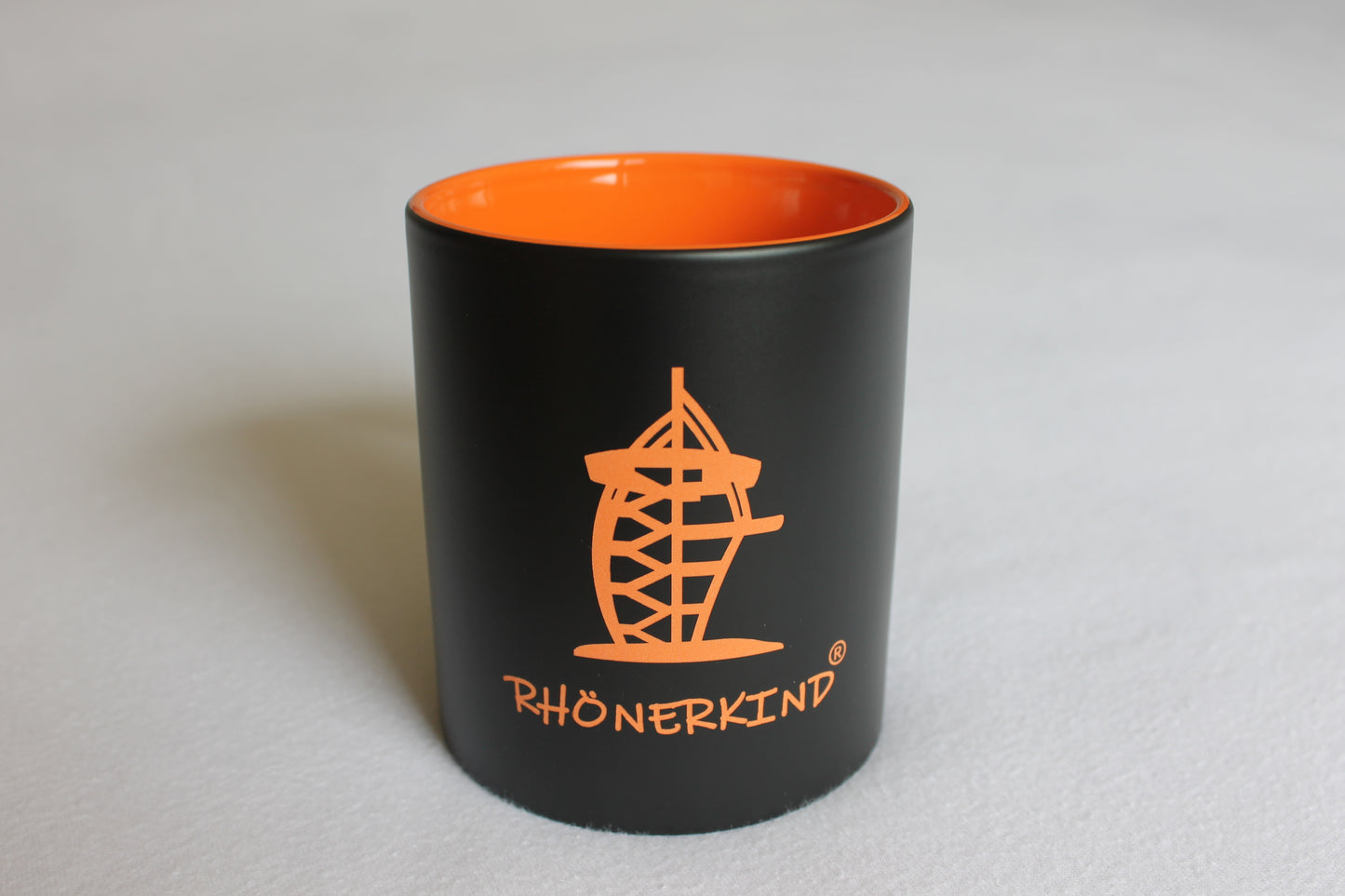 Keramiktasse mit Gravur Noahs Segel + Rhönerkind in verschiedenen Farbkombinationen